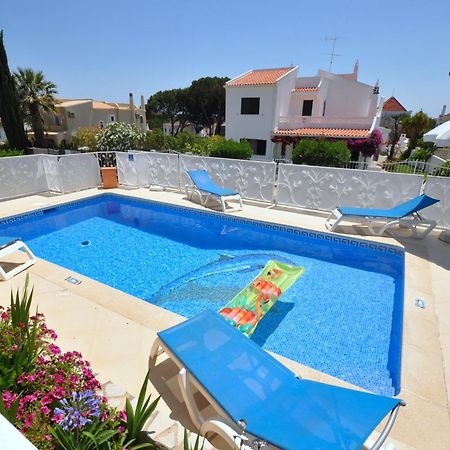 Well-Appointed Villa Is Situated In The Popular Resort Of Vilamoura Quarteira Exterior foto