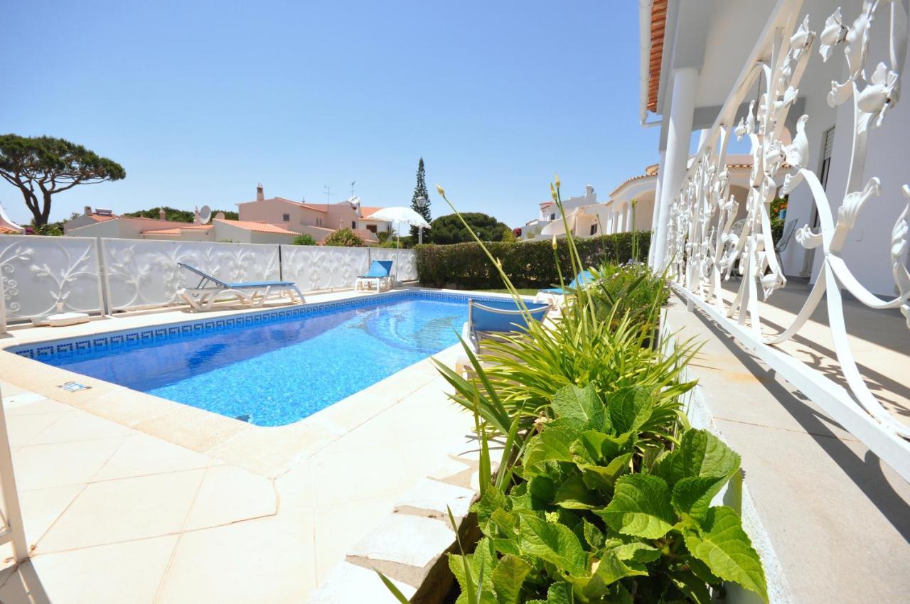 Well-Appointed Villa Is Situated In The Popular Resort Of Vilamoura Quarteira Exterior foto