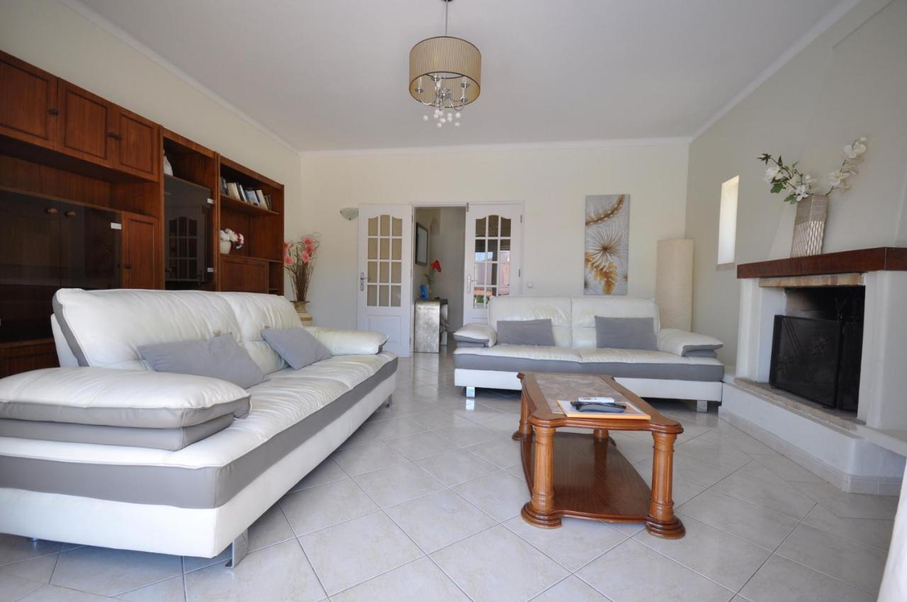 Well-Appointed Villa Is Situated In The Popular Resort Of Vilamoura Quarteira Exterior foto